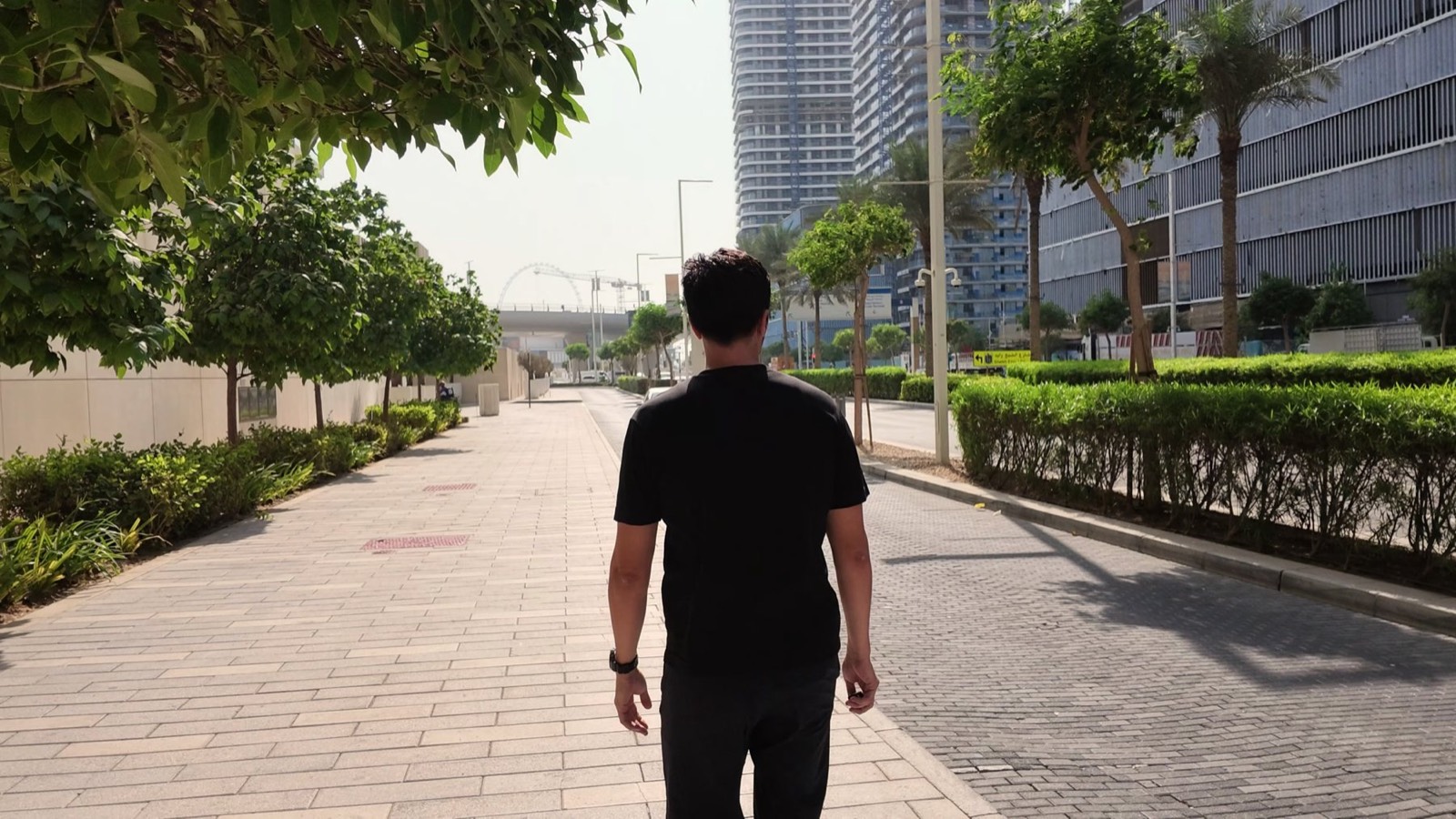 Clément dans une rue d'Emaar Beachfront